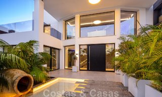Villa de estilo moderno muy reformada en venta en el corazón del valle del golf de Nueva Andalucía, Marbella 49103 