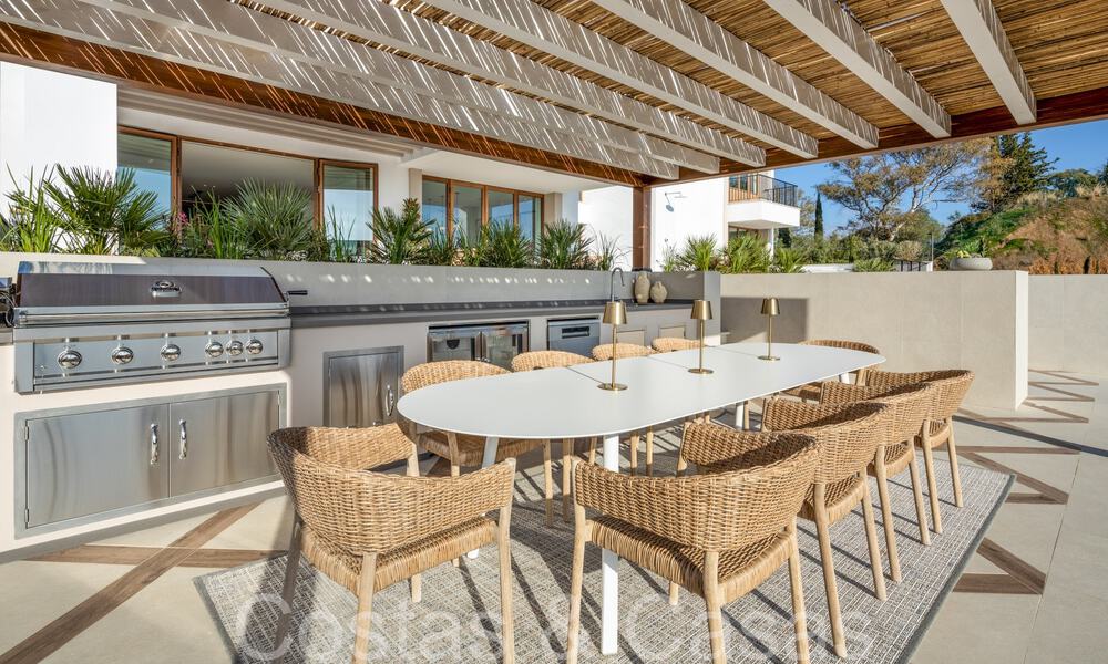 Amplia villa de lujo en venta con impresionantes vistas al mar en una comunidad cerrada prominente en La Quinta en Benahavis - Marbella 63889