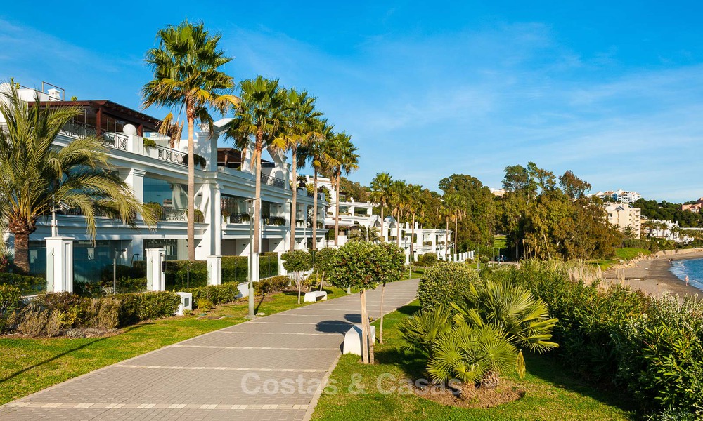 Se vende apartamento listo para entrar a vivir en exclusivo complejo de playa con vistas abiertas al mar a un paso del centro de Estepona 49312