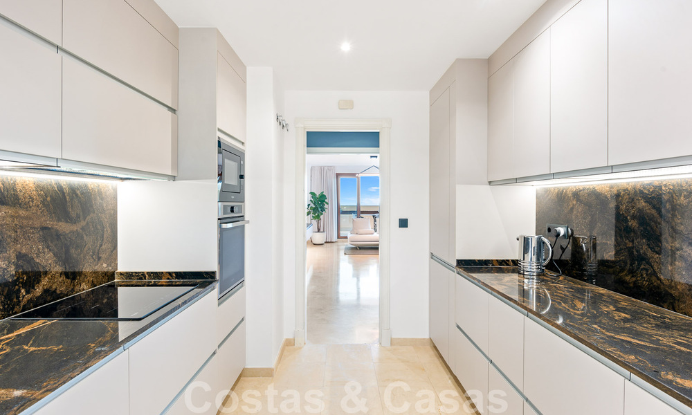 Moderno apartamento reformado en venta, con vistas al mar en complejo cerrado en la Nueva Milla de Oro entre Marbella y Estepona 49526