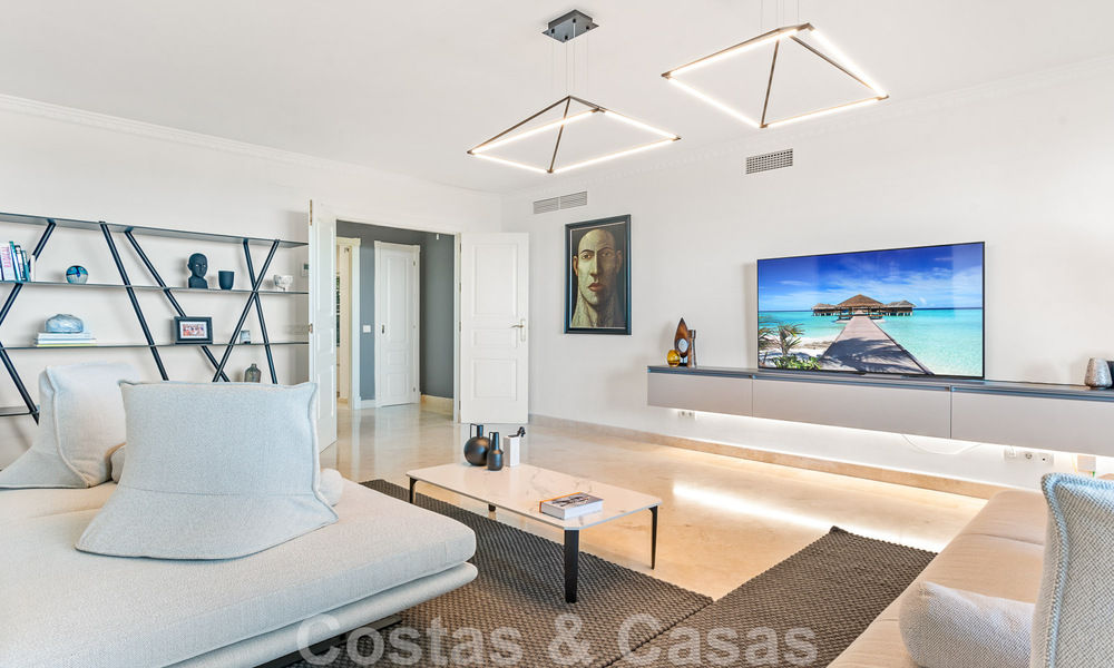 Moderno apartamento reformado en venta, con vistas al mar en complejo cerrado en la Nueva Milla de Oro entre Marbella y Estepona 49529
