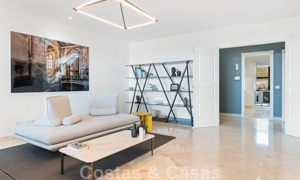 Moderno apartamento reformado en venta, con vistas al mar en complejo cerrado en la Nueva Milla de Oro entre Marbella y Estepona 49530