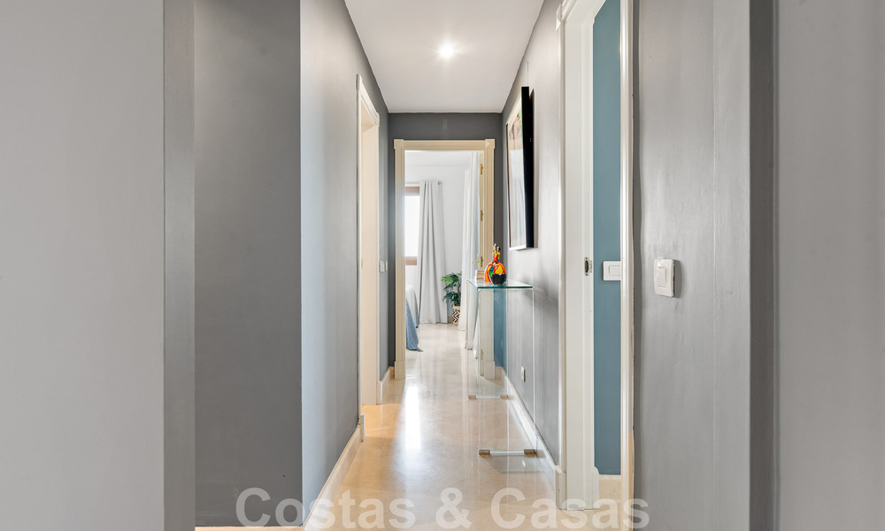 Moderno apartamento reformado en venta, con vistas al mar en complejo cerrado en la Nueva Milla de Oro entre Marbella y Estepona 49536