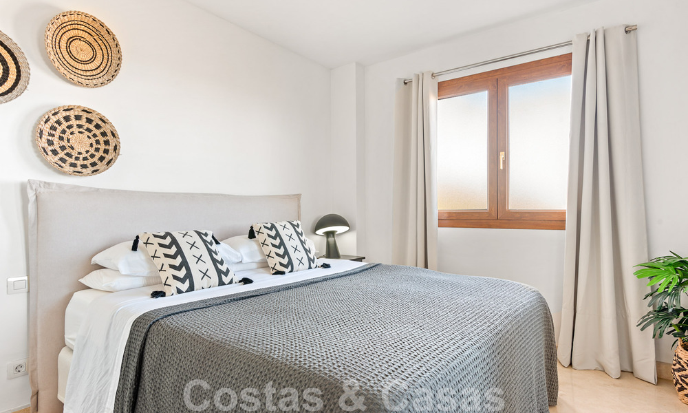 Moderno apartamento reformado en venta, con vistas al mar en complejo cerrado en la Nueva Milla de Oro entre Marbella y Estepona 49542
