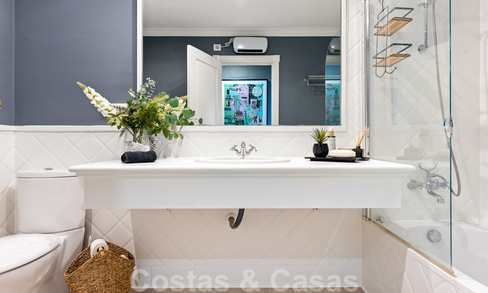 Moderno apartamento reformado en venta, con vistas al mar en complejo cerrado en la Nueva Milla de Oro entre Marbella y Estepona 49545