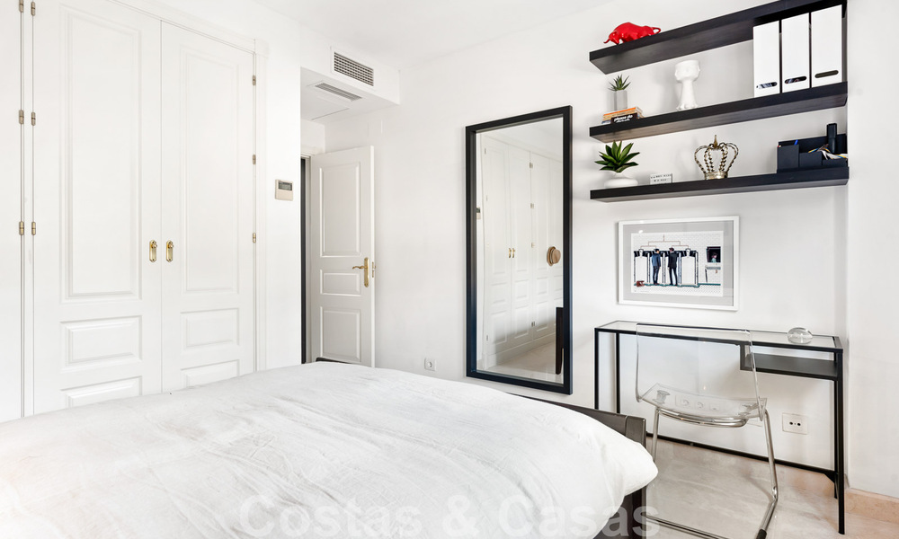 Moderno apartamento reformado en venta, con vistas al mar en complejo cerrado en la Nueva Milla de Oro entre Marbella y Estepona 49548