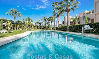 Moderno apartamento reformado en venta, con vistas al mar en complejo cerrado en la Nueva Milla de Oro entre Marbella y Estepona 49550 