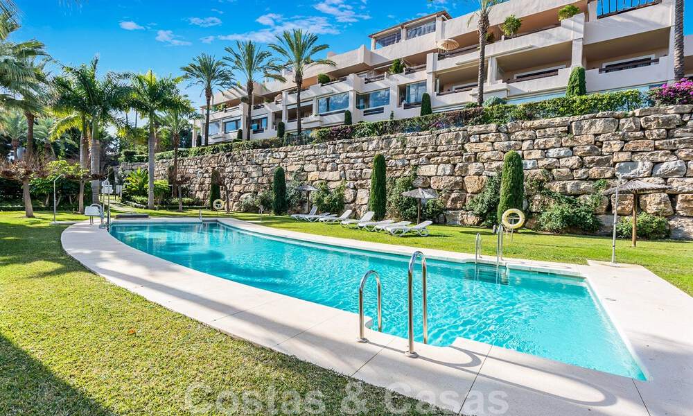 Moderno apartamento reformado en venta, con vistas al mar en complejo cerrado en la Nueva Milla de Oro entre Marbella y Estepona 49552