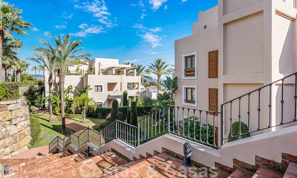Moderno apartamento reformado en venta, con vistas al mar en complejo cerrado en la Nueva Milla de Oro entre Marbella y Estepona 49553