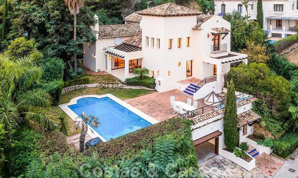 Villa andaluza independiente en venta con gran potencial, situada en una posición elevada rodeada de campos de golf en Benahavis - Marbella 49586