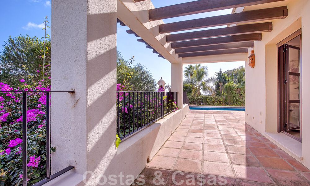 Villa andaluza independiente en venta con gran potencial, situada en una posición elevada rodeada de campos de golf en Benahavis - Marbella 49588