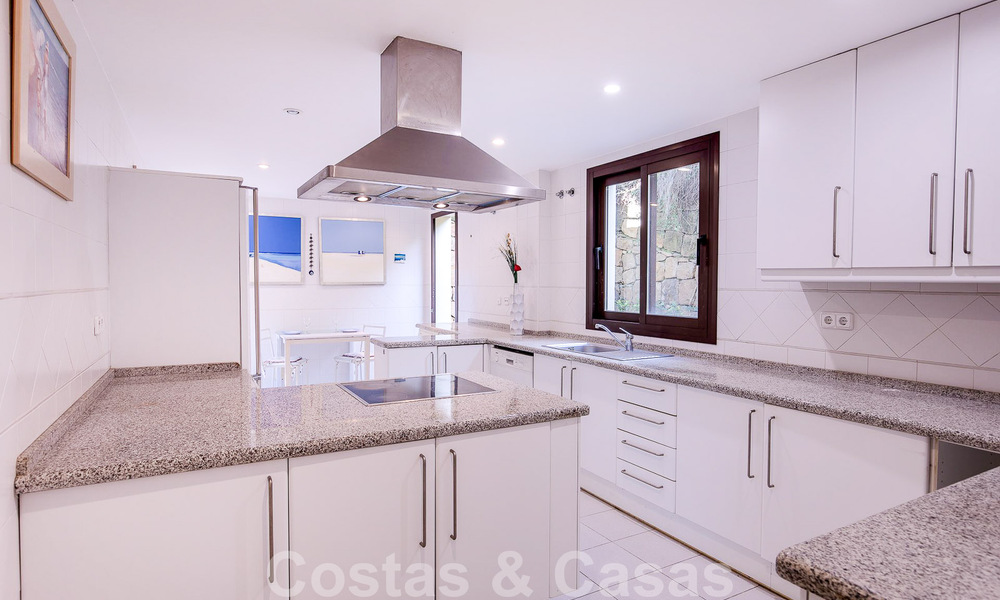 Villa andaluza independiente en venta con gran potencial, situada en una posición elevada rodeada de campos de golf en Benahavis - Marbella 49589