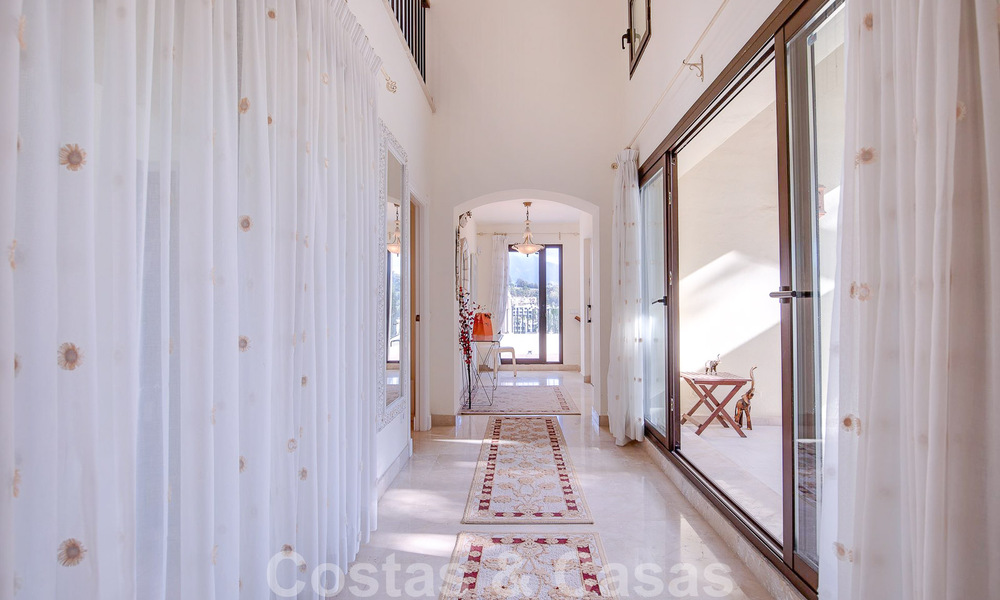 Villa andaluza independiente en venta con gran potencial, situada en una posición elevada rodeada de campos de golf en Benahavis - Marbella 49591