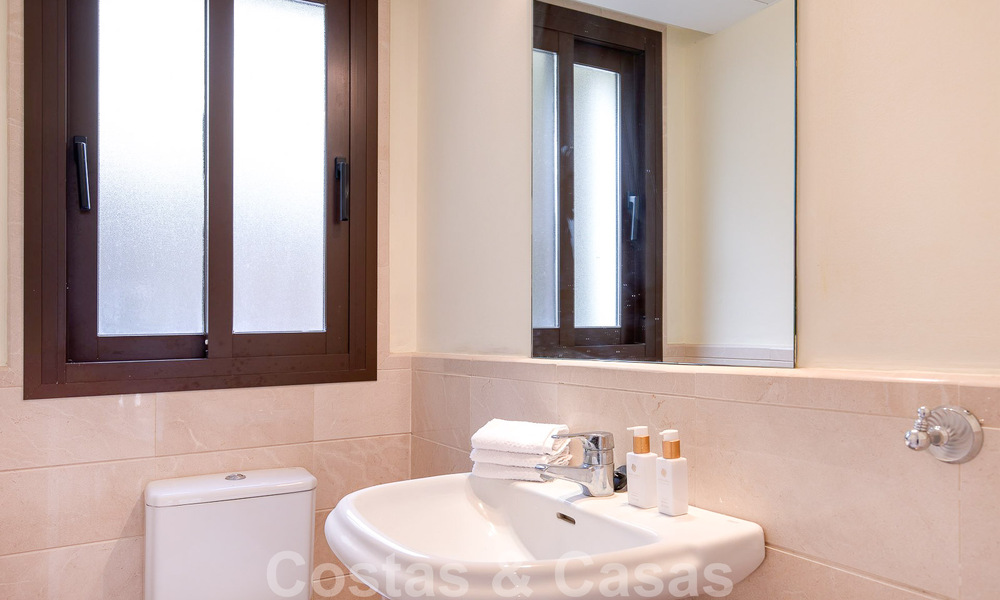 Villa andaluza independiente en venta con gran potencial, situada en una posición elevada rodeada de campos de golf en Benahavis - Marbella 49592