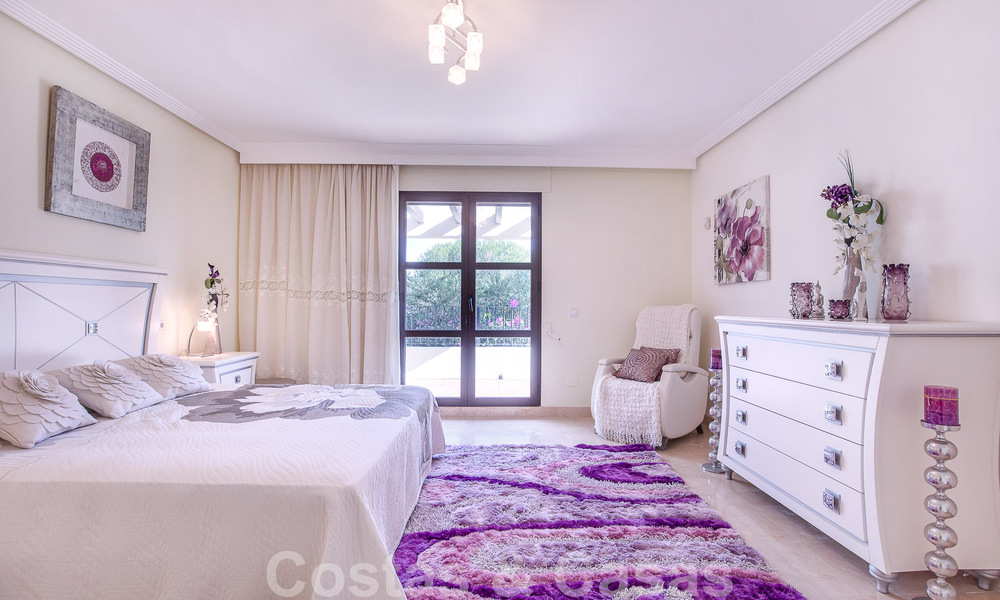 Villa andaluza independiente en venta con gran potencial, situada en una posición elevada rodeada de campos de golf en Benahavis - Marbella 49593