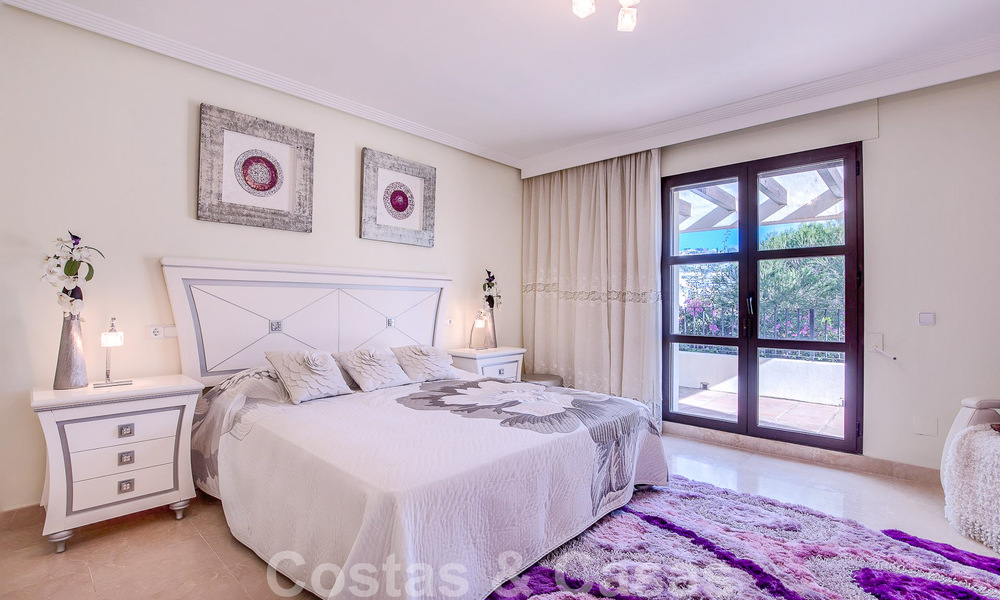 Villa andaluza independiente en venta con gran potencial, situada en una posición elevada rodeada de campos de golf en Benahavis - Marbella 49594