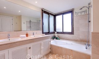 Villa andaluza independiente en venta con gran potencial, situada en una posición elevada rodeada de campos de golf en Benahavis - Marbella 49595 