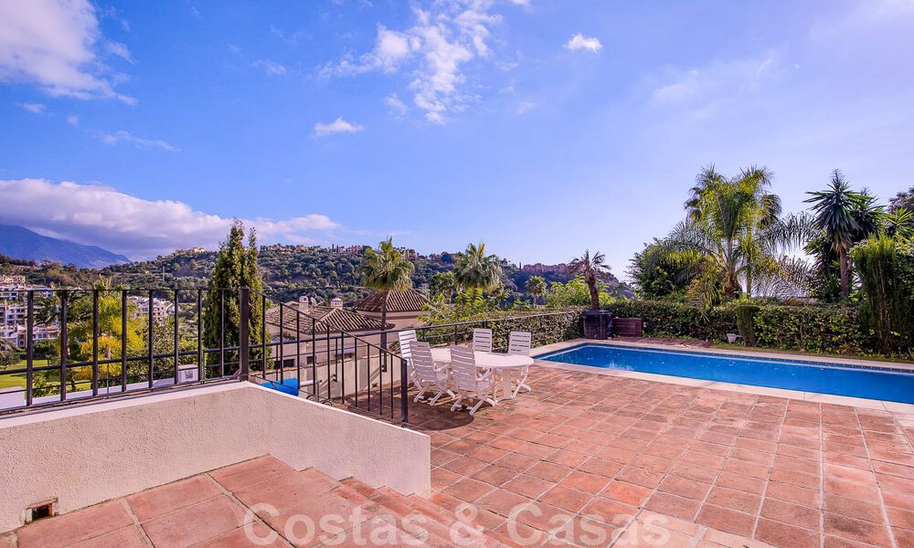 Villa andaluza independiente en venta con gran potencial, situada en una posición elevada rodeada de campos de golf en Benahavis - Marbella 49596