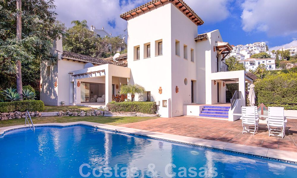 Villa andaluza independiente en venta con gran potencial, situada en una posición elevada rodeada de campos de golf en Benahavis - Marbella 49597