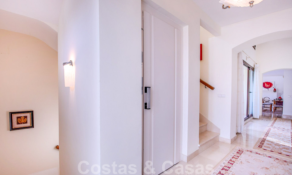 Villa andaluza independiente en venta con gran potencial, situada en una posición elevada rodeada de campos de golf en Benahavis - Marbella 49598