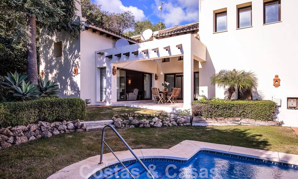 Villa andaluza independiente en venta con gran potencial, situada en una posición elevada rodeada de campos de golf en Benahavis - Marbella 49599