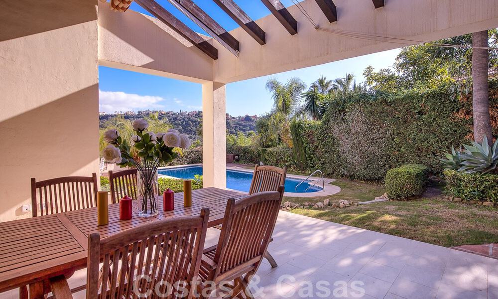 Villa andaluza independiente en venta con gran potencial, situada en una posición elevada rodeada de campos de golf en Benahavis - Marbella 49601