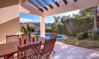 Villa andaluza independiente en venta con gran potencial, situada en una posición elevada rodeada de campos de golf en Benahavis - Marbella 49601 