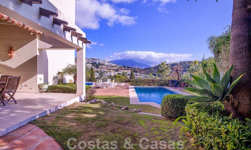 Villa andaluza independiente en venta con gran potencial, situada en una posición elevada rodeada de campos de golf en Benahavis - Marbella 49602