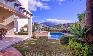 Villa andaluza independiente en venta con gran potencial, situada en una posición elevada rodeada de campos de golf en Benahavis - Marbella 49602 