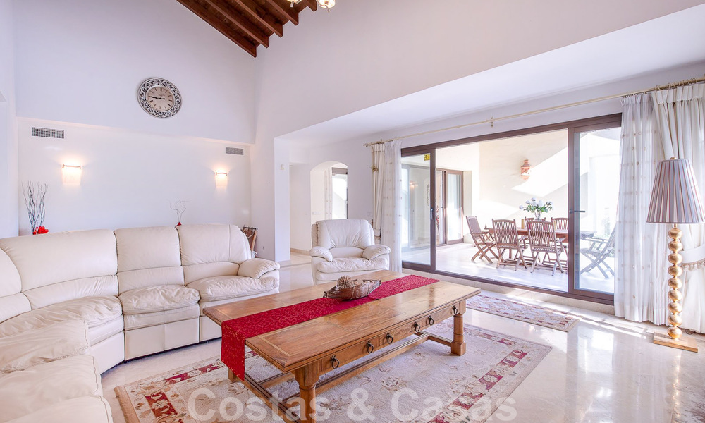 Villa andaluza independiente en venta con gran potencial, situada en una posición elevada rodeada de campos de golf en Benahavis - Marbella 49603
