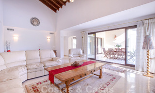 Villa andaluza independiente en venta con gran potencial, situada en una posición elevada rodeada de campos de golf en Benahavis - Marbella 49603 