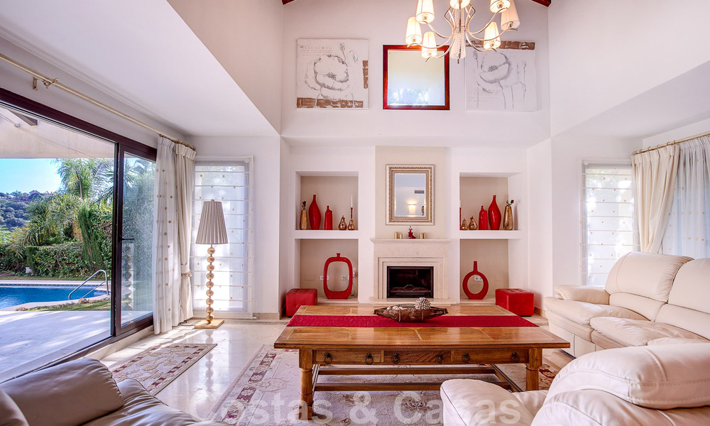 Villa andaluza independiente en venta con gran potencial, situada en una posición elevada rodeada de campos de golf en Benahavis - Marbella 49604