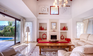 Villa andaluza independiente en venta con gran potencial, situada en una posición elevada rodeada de campos de golf en Benahavis - Marbella 49604 