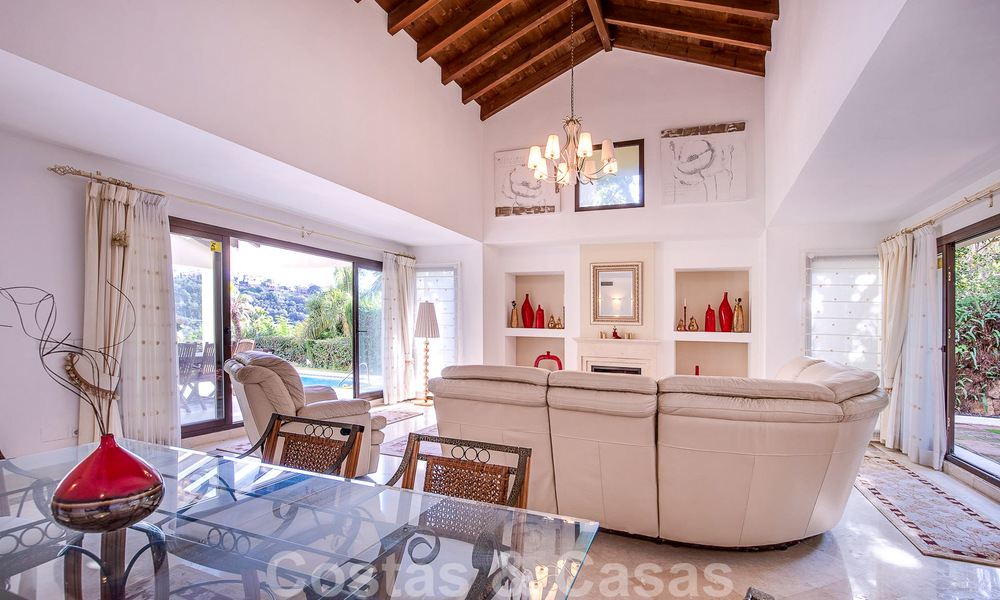 Villa andaluza independiente en venta con gran potencial, situada en una posición elevada rodeada de campos de golf en Benahavis - Marbella 49605