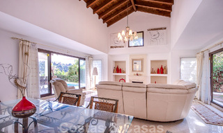 Villa andaluza independiente en venta con gran potencial, situada en una posición elevada rodeada de campos de golf en Benahavis - Marbella 49605 
