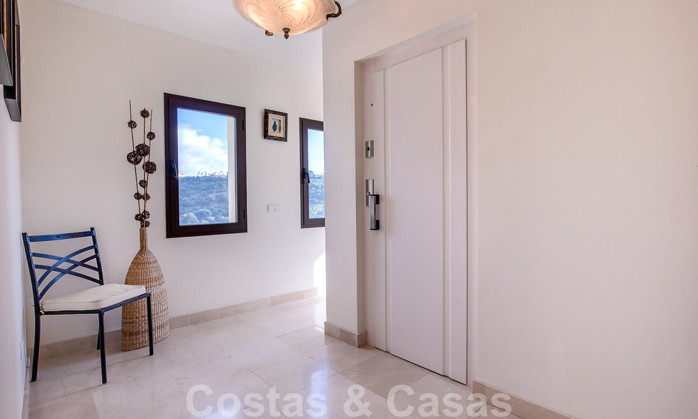 Villa andaluza independiente en venta con gran potencial, situada en una posición elevada rodeada de campos de golf en Benahavis - Marbella 49606