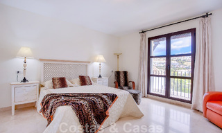 Villa andaluza independiente en venta con gran potencial, situada en una posición elevada rodeada de campos de golf en Benahavis - Marbella 49607 