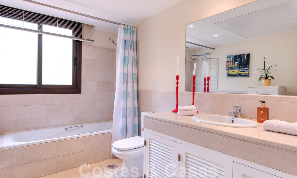 Villa andaluza independiente en venta con gran potencial, situada en una posición elevada rodeada de campos de golf en Benahavis - Marbella 49608