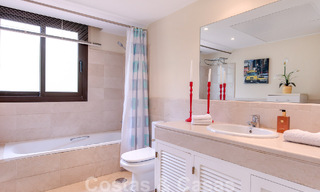 Villa andaluza independiente en venta con gran potencial, situada en una posición elevada rodeada de campos de golf en Benahavis - Marbella 49608 