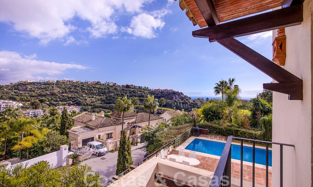 Villa andaluza independiente en venta con gran potencial, situada en una posición elevada rodeada de campos de golf en Benahavis - Marbella 49609