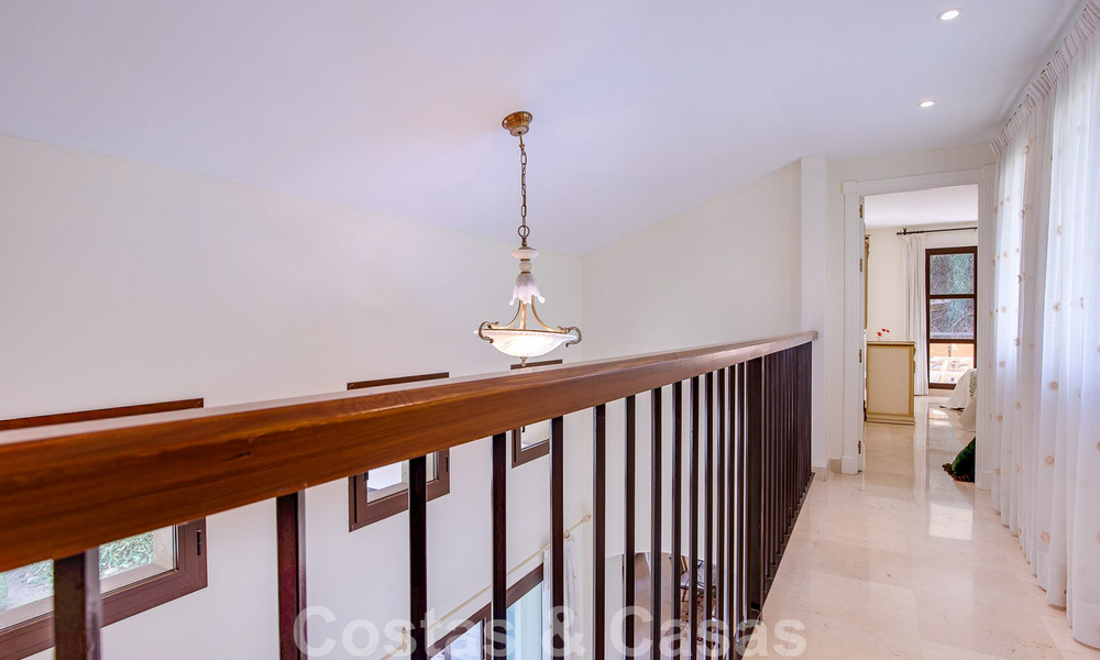 Villa andaluza independiente en venta con gran potencial, situada en una posición elevada rodeada de campos de golf en Benahavis - Marbella 49612