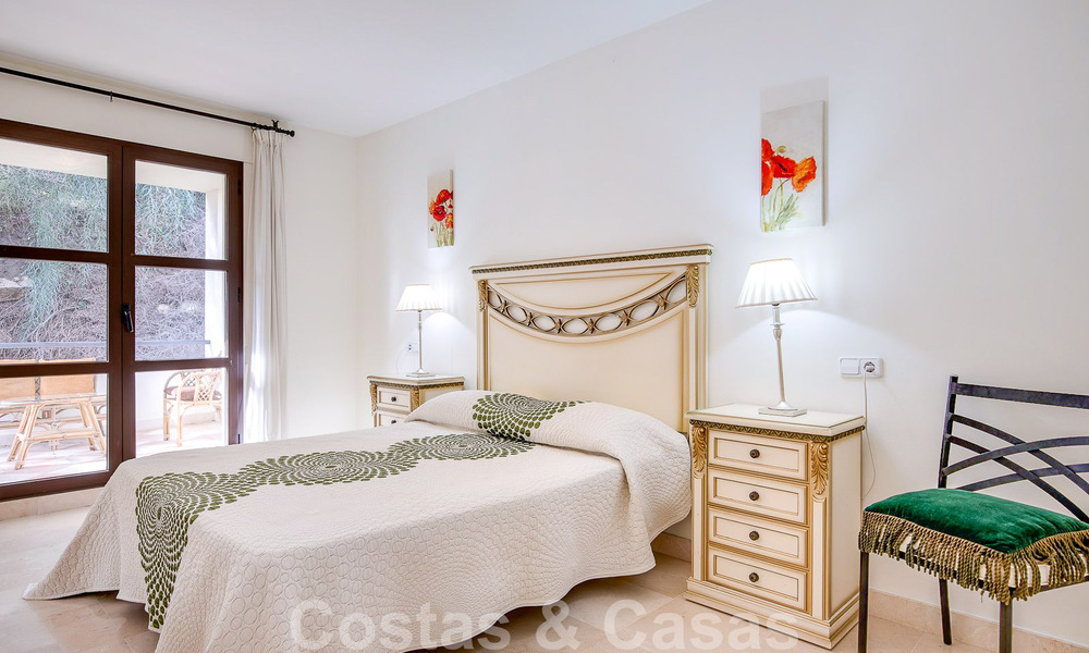 Villa andaluza independiente en venta con gran potencial, situada en una posición elevada rodeada de campos de golf en Benahavis - Marbella 49613