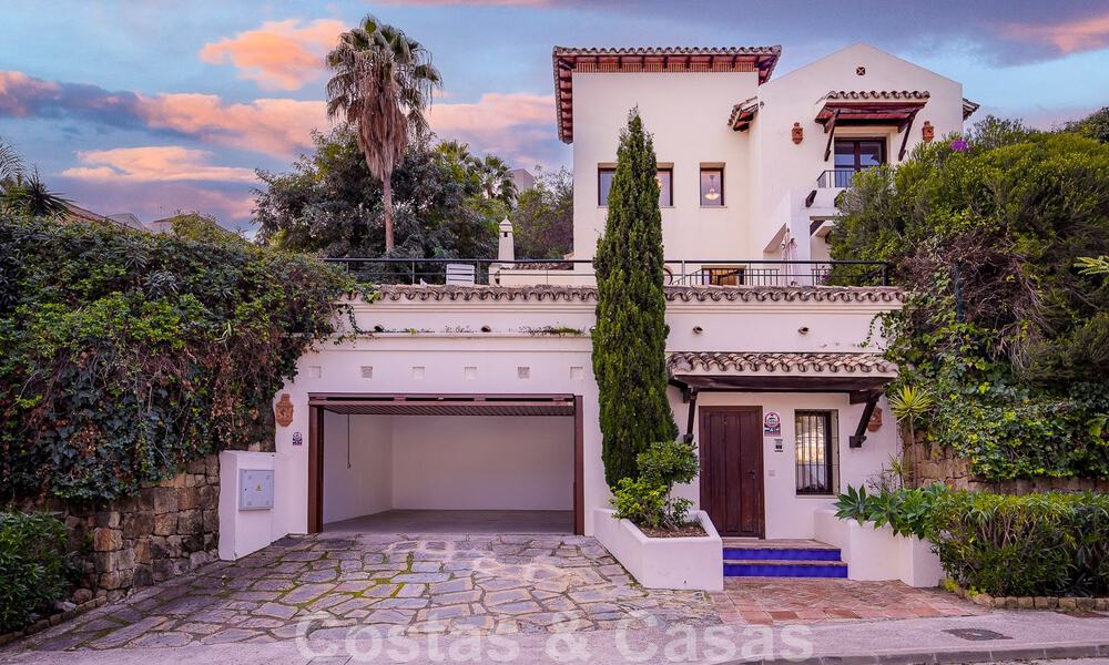 Villa andaluza independiente en venta con gran potencial, situada en una posición elevada rodeada de campos de golf en Benahavis - Marbella 49617