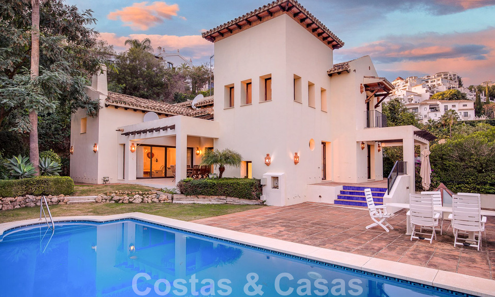 Villa andaluza independiente en venta con gran potencial, situada en una posición elevada rodeada de campos de golf en Benahavis - Marbella 49618