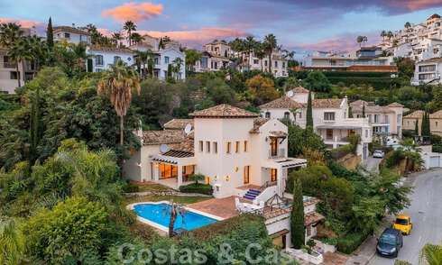 Villa andaluza independiente en venta con gran potencial, situada en una posición elevada rodeada de campos de golf en Benahavis - Marbella 49619