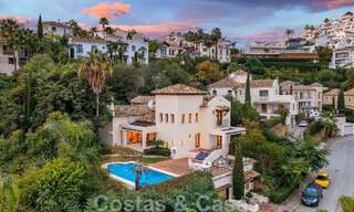 Villa andaluza independiente en venta con gran potencial, situada en una posición elevada rodeada de campos de golf en Benahavis - Marbella 49619 