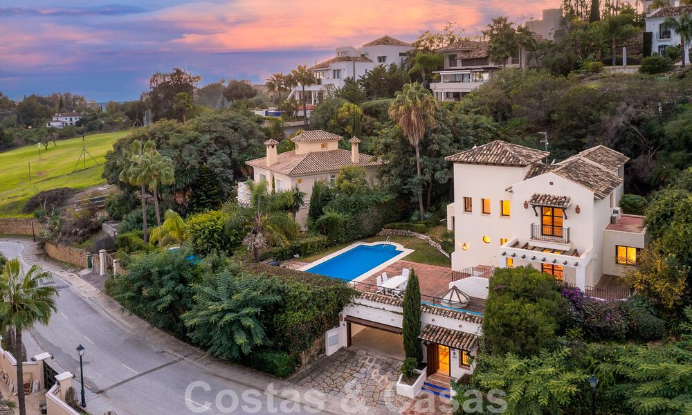 Villa andaluza independiente en venta con gran potencial, situada en una posición elevada rodeada de campos de golf en Benahavis - Marbella 49620