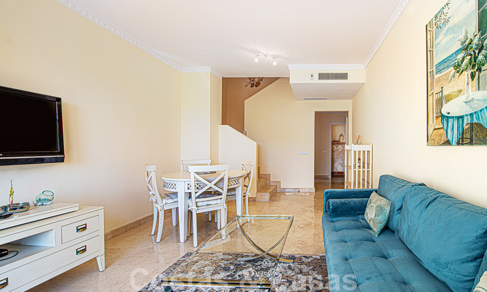 Amplio ático dúplex en venta con vistas al mar, cerca de todos los servicios en la Milla de Oro de Marbella 49624