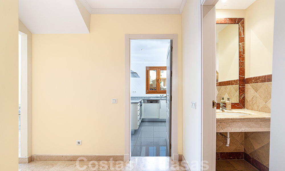 Amplio ático dúplex en venta con vistas al mar, cerca de todos los servicios en la Milla de Oro de Marbella 49625