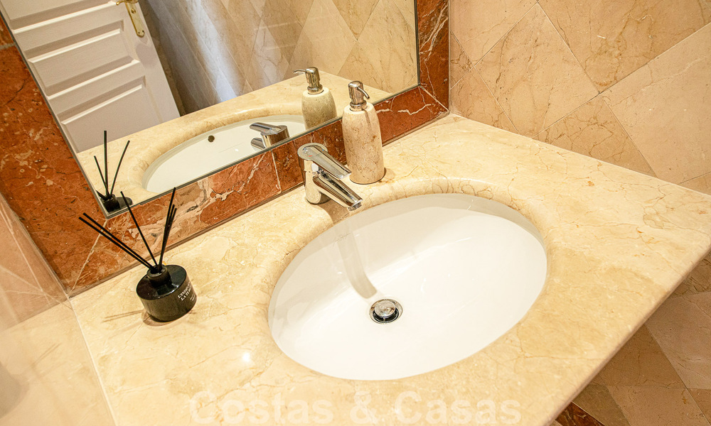 Amplio ático dúplex en venta con vistas al mar, cerca de todos los servicios en la Milla de Oro de Marbella 49626